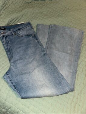 Express Light Wash Wide-Leg Women's Jeans